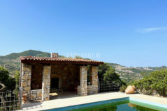 Yalıkavak’ta havuzlu ve misafirhaneli otantik taş villa