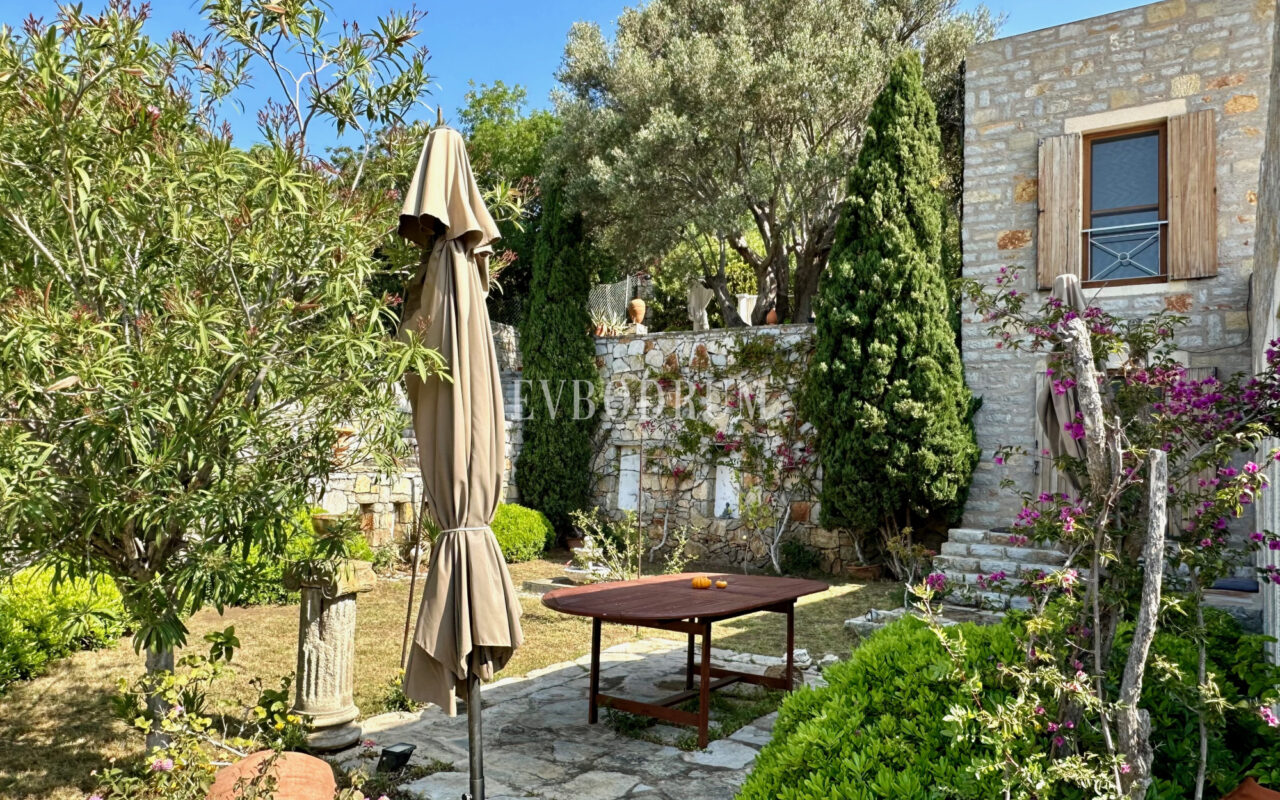 Yalıkavak’ta havuzlu ve misafirhaneli otantik taş villa