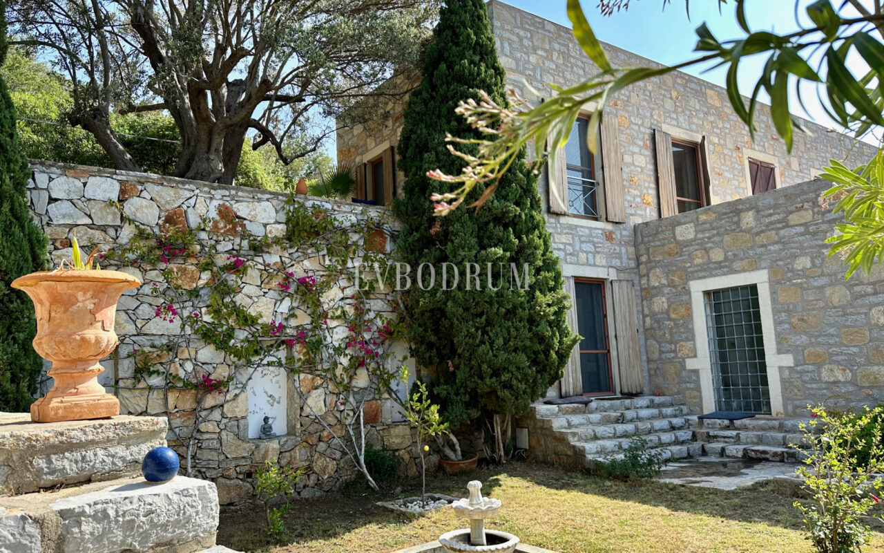 Yalıkavak’ta havuzlu ve misafirhaneli otantik taş villa