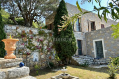 Yalıkavak’ta havuzlu ve misafirhaneli otantik taş villa