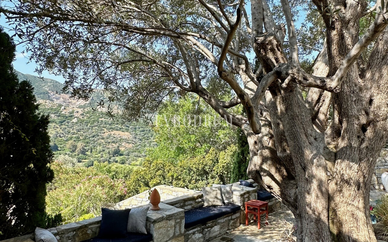 Yalıkavak’ta havuzlu ve misafirhaneli otantik taş villa