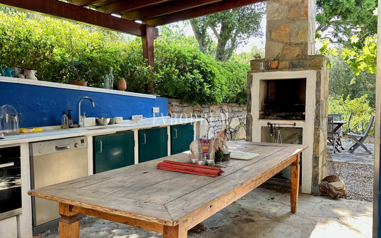 Yalıkavak’ta havuzlu ve misafirhaneli otantik taş villa