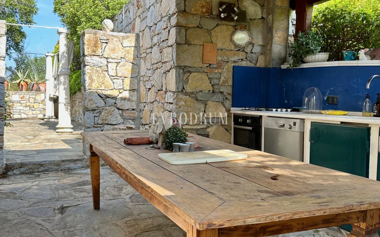 Yalıkavak’ta havuzlu ve misafirhaneli otantik taş villa