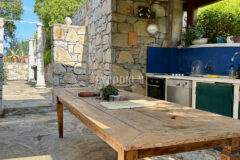 Yalıkavak’ta havuzlu ve misafirhaneli otantik taş villa