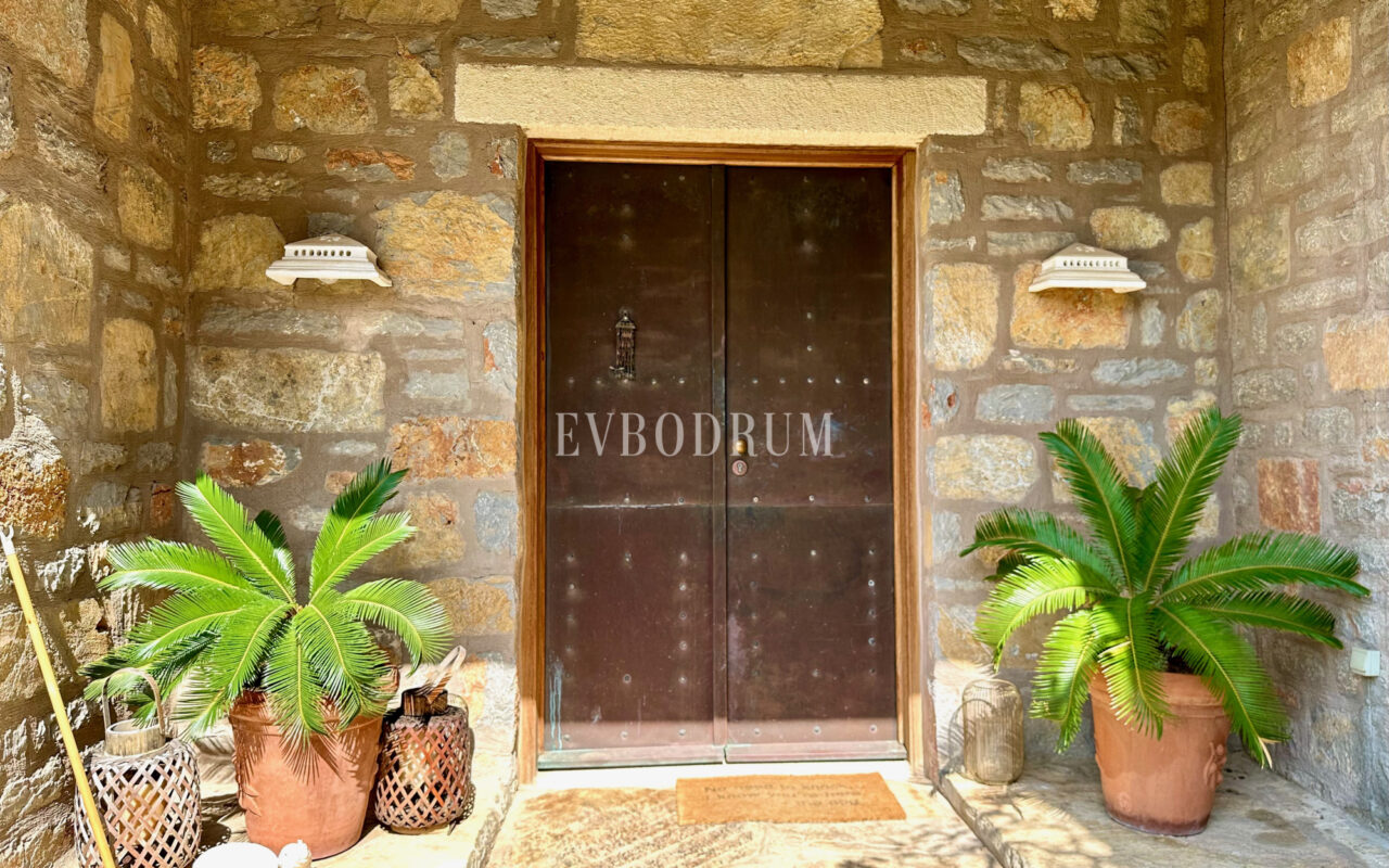 Yalıkavak’ta havuzlu ve misafirhaneli otantik taş villa