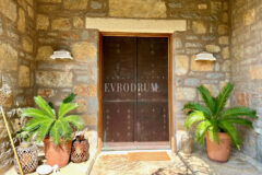 Yalıkavak’ta havuzlu ve misafirhaneli otantik taş villa