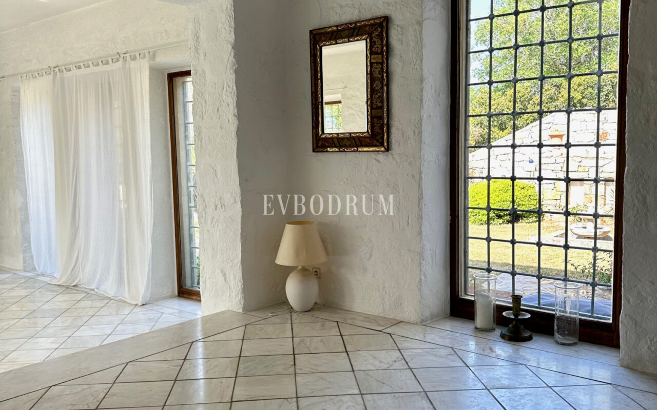 Yalıkavak’ta havuzlu ve misafirhaneli otantik taş villa