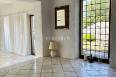 Yalıkavak’ta havuzlu ve misafirhaneli otantik taş villa