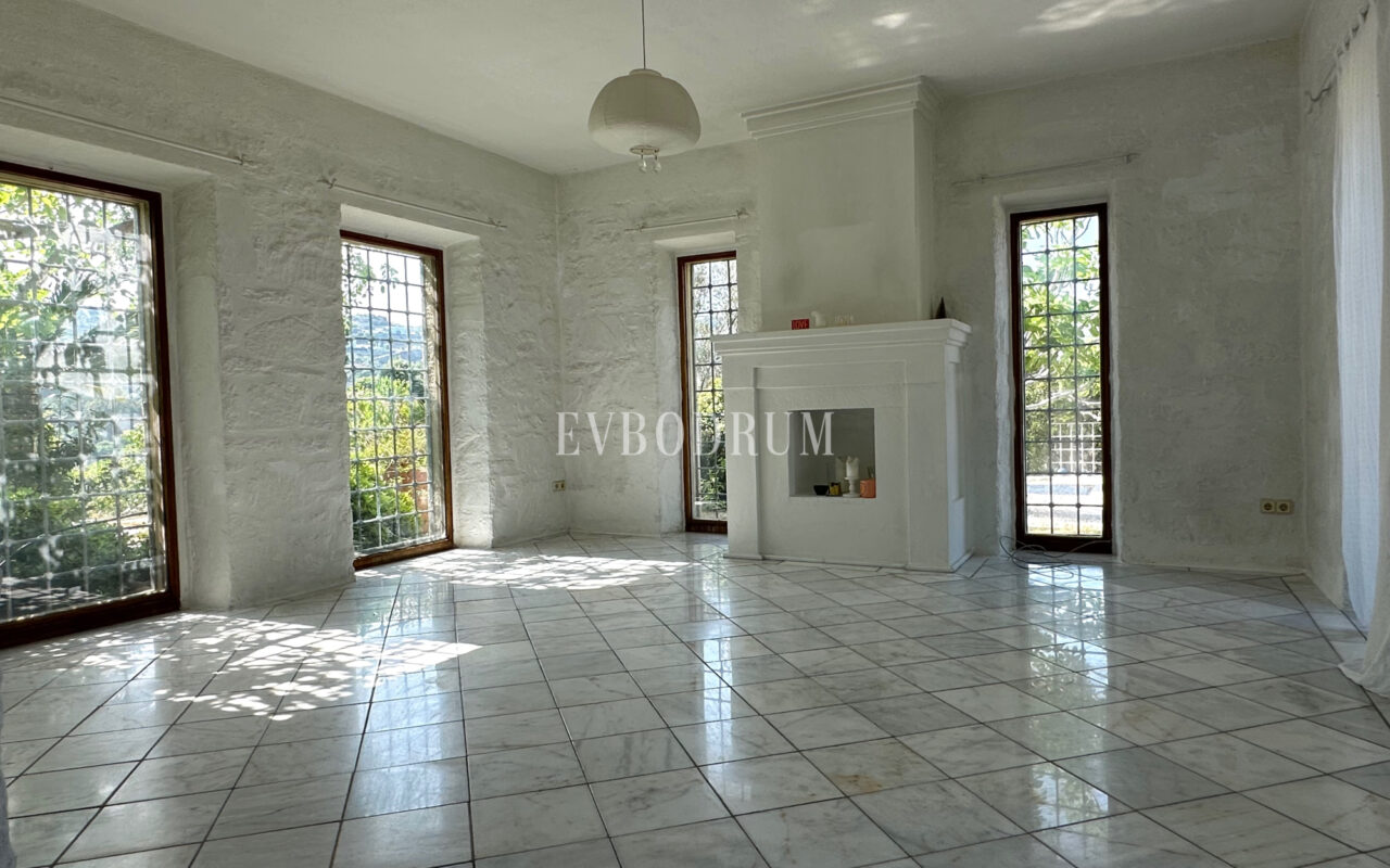 Yalıkavak’ta havuzlu ve misafirhaneli otantik taş villa