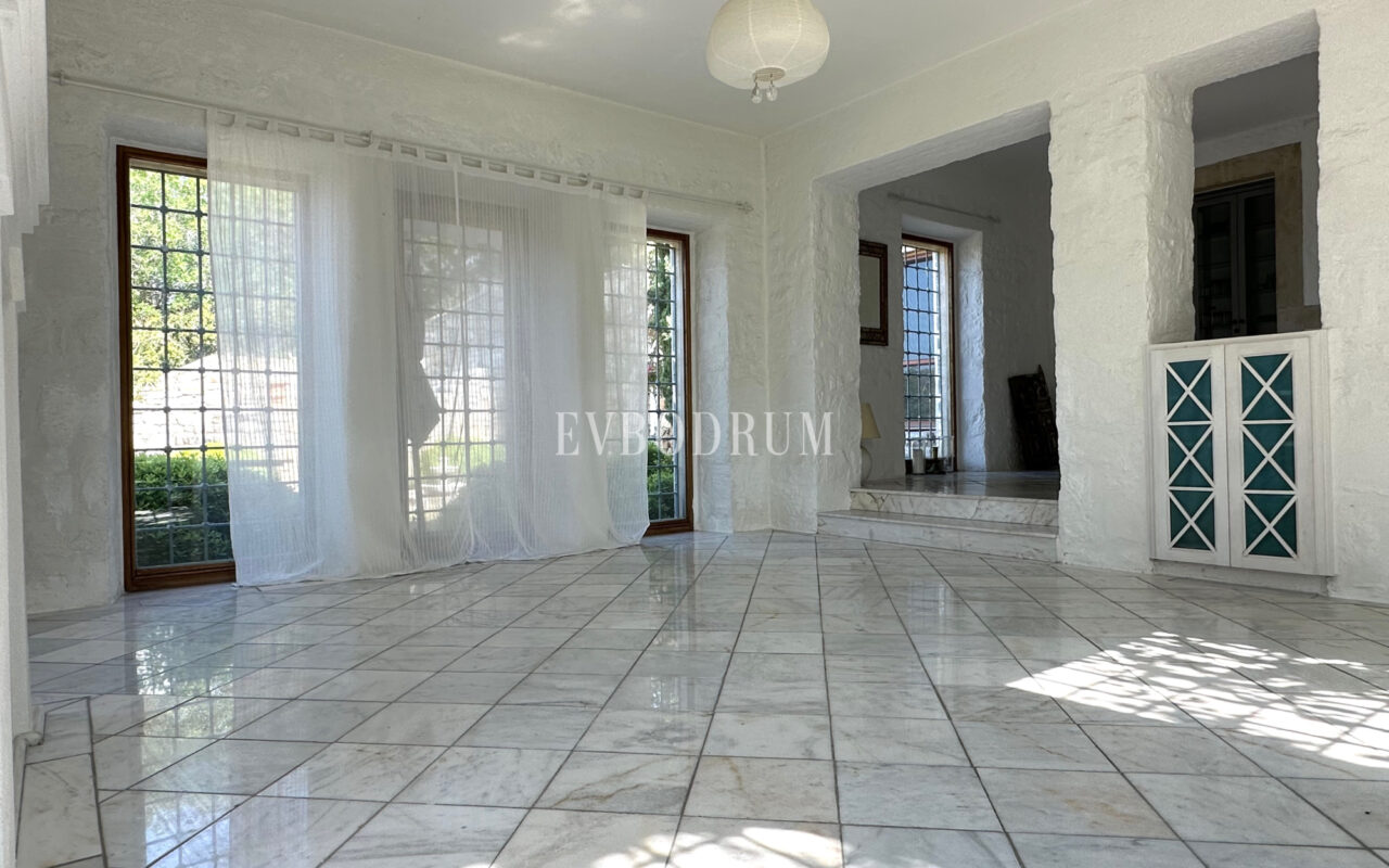 Yalıkavak’ta havuzlu ve misafirhaneli otantik taş villa