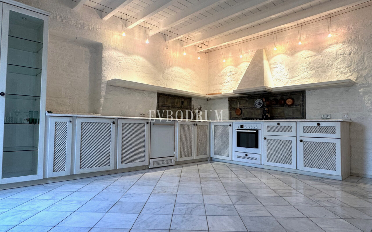 Yalıkavak’ta havuzlu ve misafirhaneli otantik taş villa