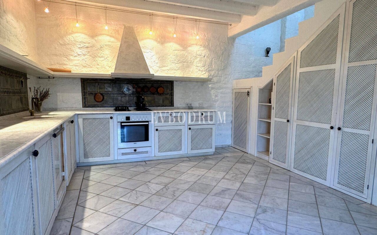 Yalıkavak’ta havuzlu ve misafirhaneli otantik taş villa