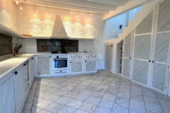 Yalıkavak’ta havuzlu ve misafirhaneli otantik taş villa