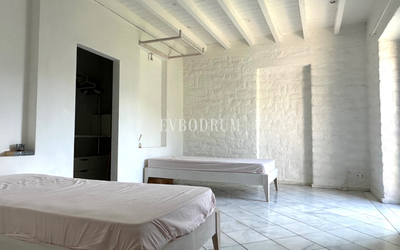 Yalıkavak’ta havuzlu ve misafirhaneli otantik taş villa