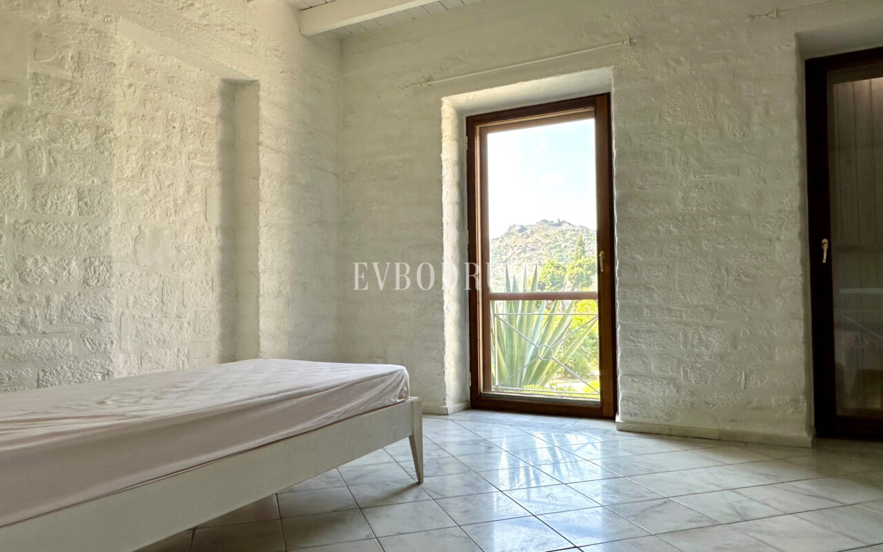 Yalıkavak’ta havuzlu ve misafirhaneli otantik taş villa