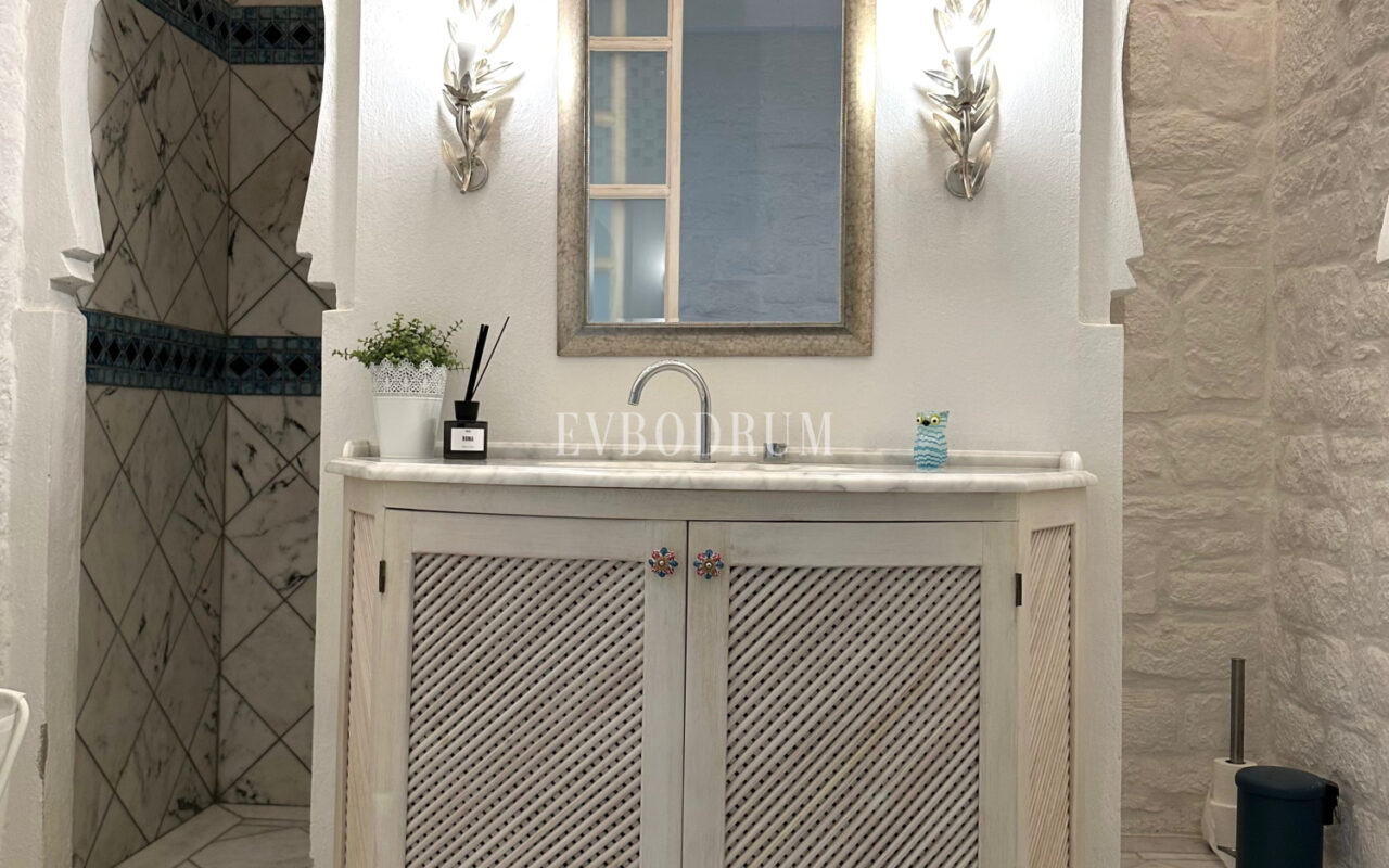 Yalıkavak’ta havuzlu ve misafirhaneli otantik taş villa