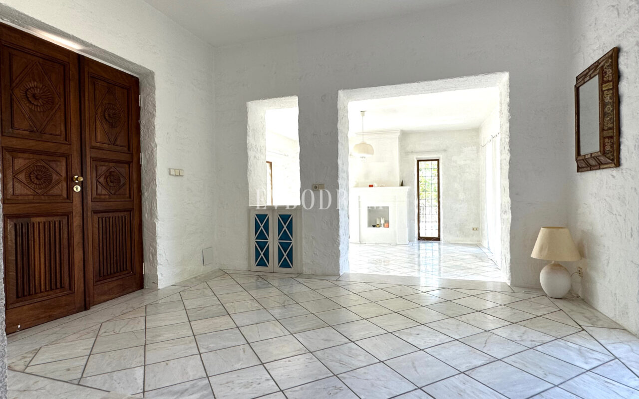 Yalıkavak’ta havuzlu ve misafirhaneli otantik taş villa