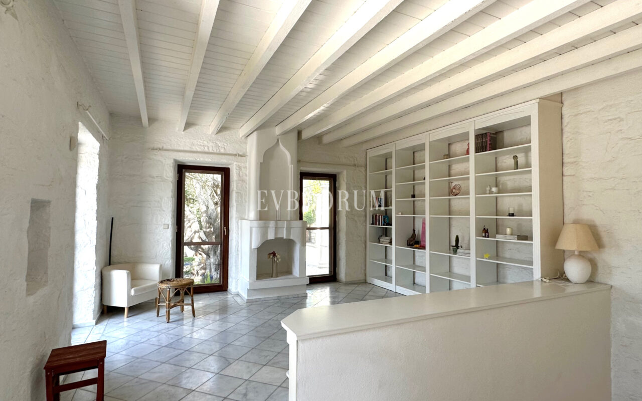 Yalıkavak’ta havuzlu ve misafirhaneli otantik taş villa