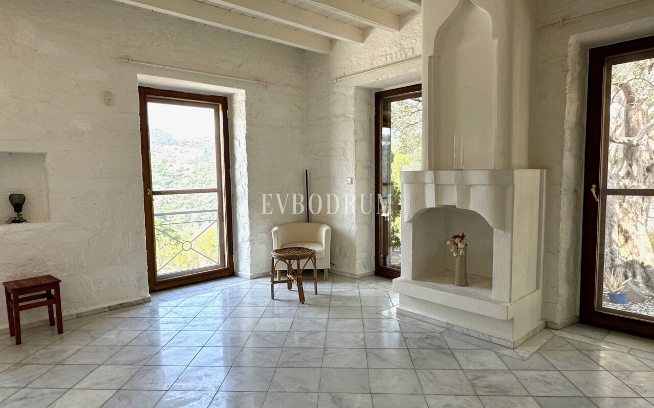 Yalıkavak’ta havuzlu ve misafirhaneli otantik taş villa