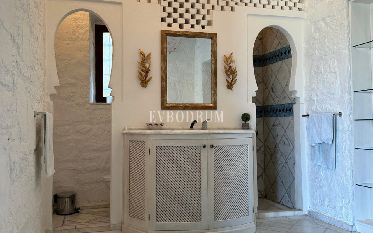 Yalıkavak’ta havuzlu ve misafirhaneli otantik taş villa