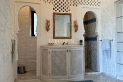 Yalıkavak’ta havuzlu ve misafirhaneli otantik taş villa