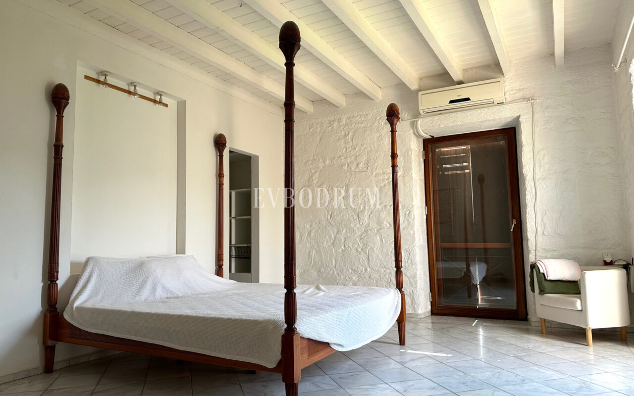 Yalıkavak’ta havuzlu ve misafirhaneli otantik taş villa