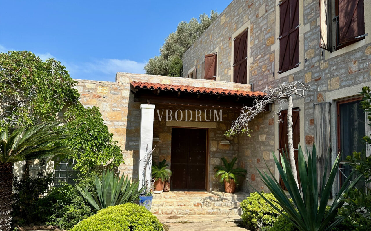 Yalıkavak’ta havuzlu ve misafirhaneli otantik taş villa