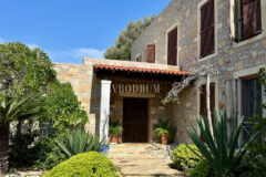 Yalıkavak’ta havuzlu ve misafirhaneli otantik taş villa