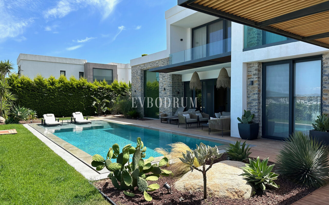 Gündoğan’da manzaralı, havuzlu lüks villa