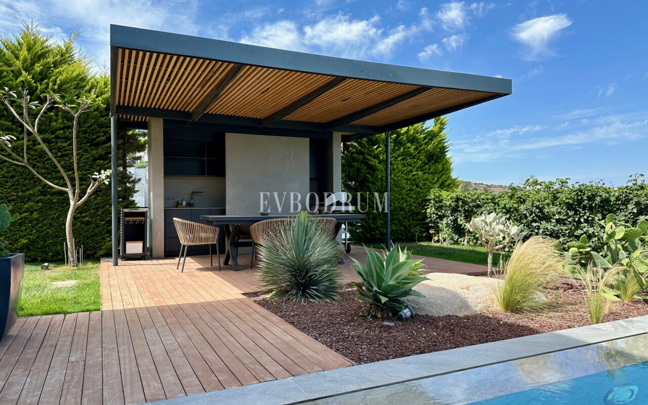 Gündoğan’da manzaralı, havuzlu lüks villa