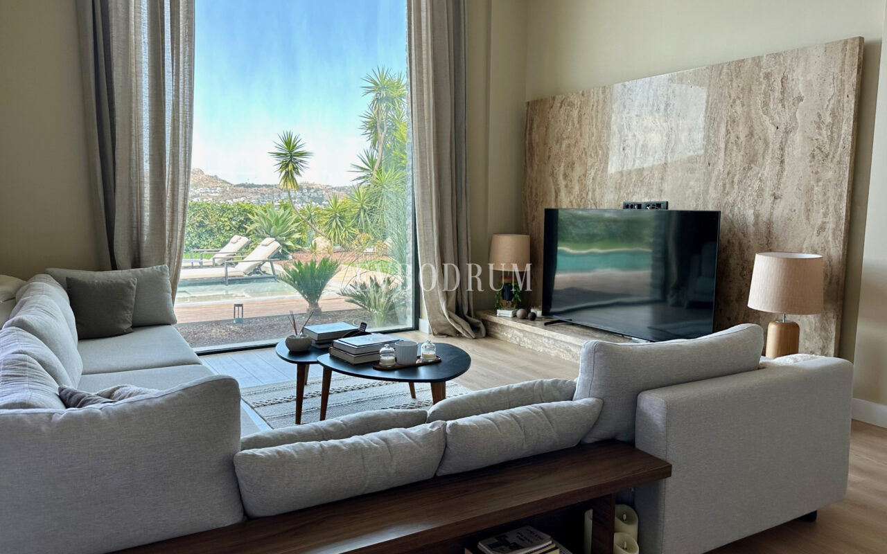 Gündoğan’da manzaralı, havuzlu lüks villa