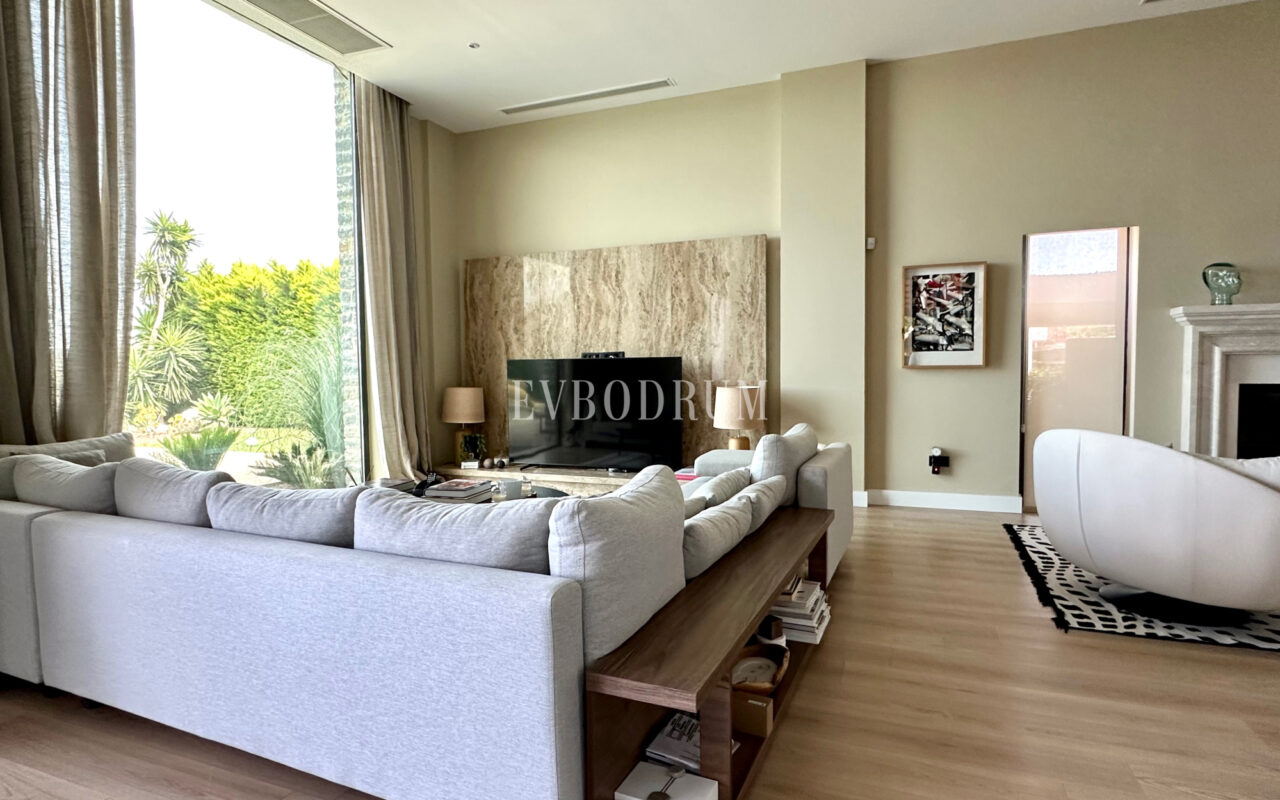 Gündoğan’da manzaralı, havuzlu lüks villa