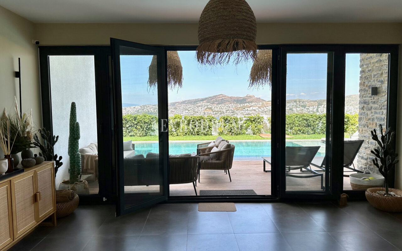 Gündoğan’da manzaralı, havuzlu lüks villa