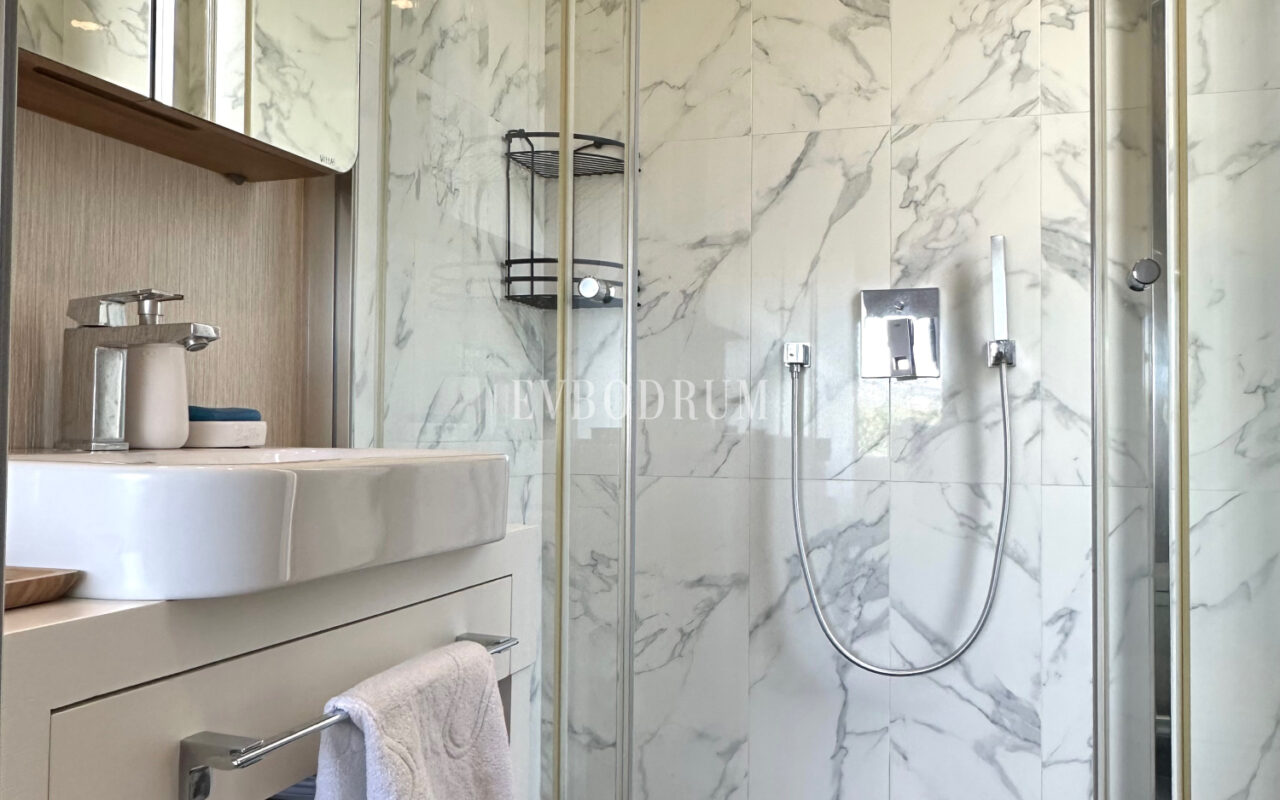 Gündoğan’da manzaralı, havuzlu lüks villa