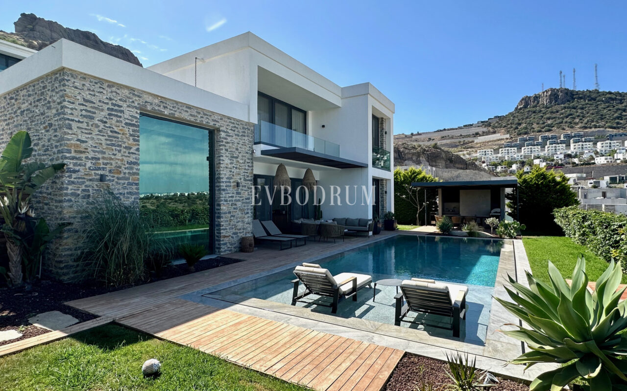 Gündoğan’da manzaralı, havuzlu lüks villa