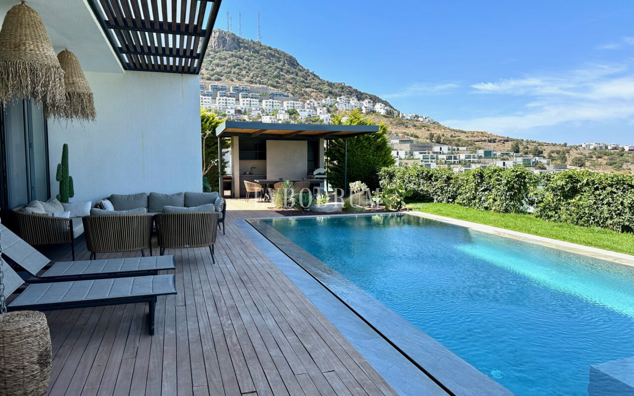 Gündoğan’da manzaralı, havuzlu lüks villa