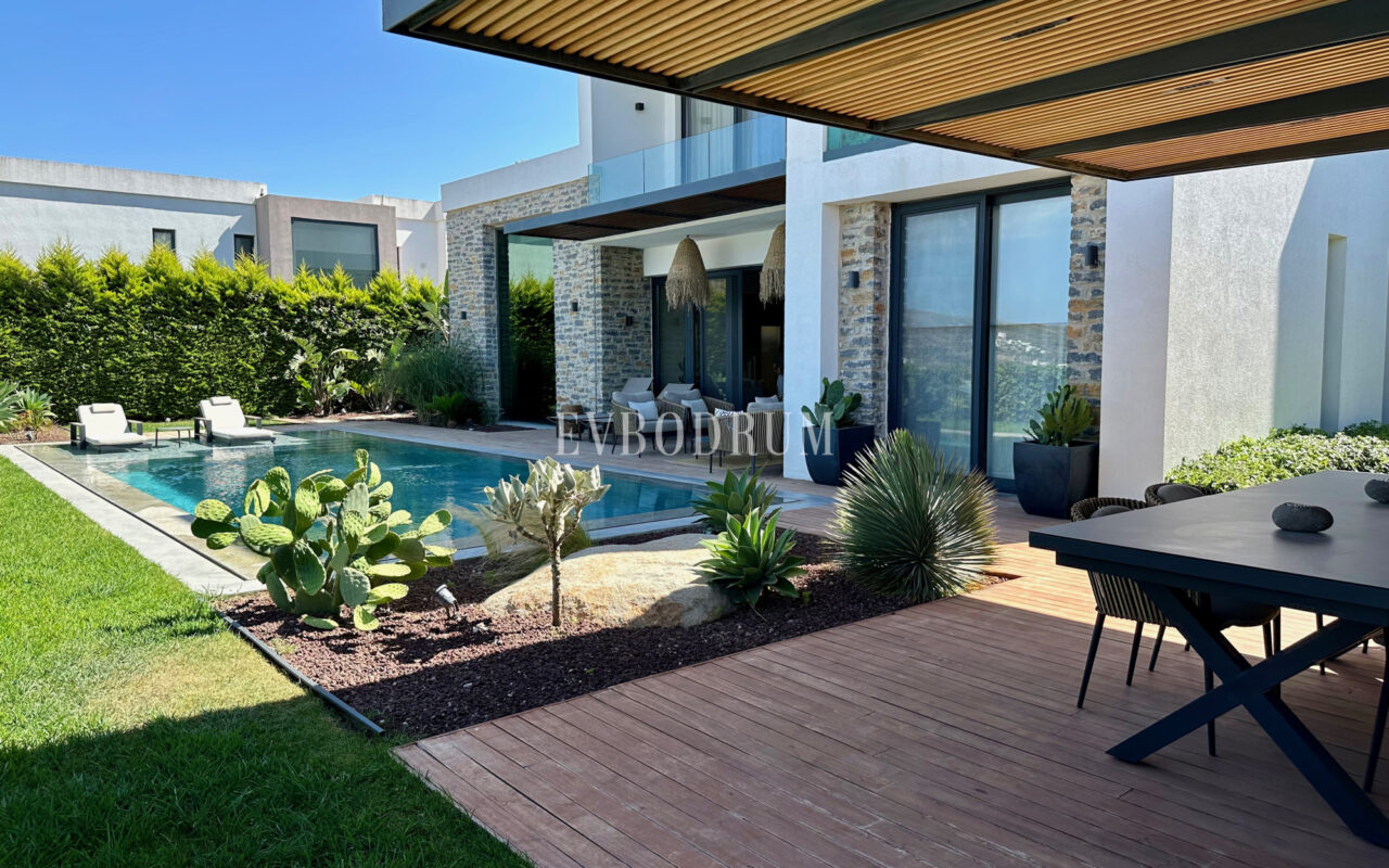 Gündoğan’da manzaralı, havuzlu lüks villa