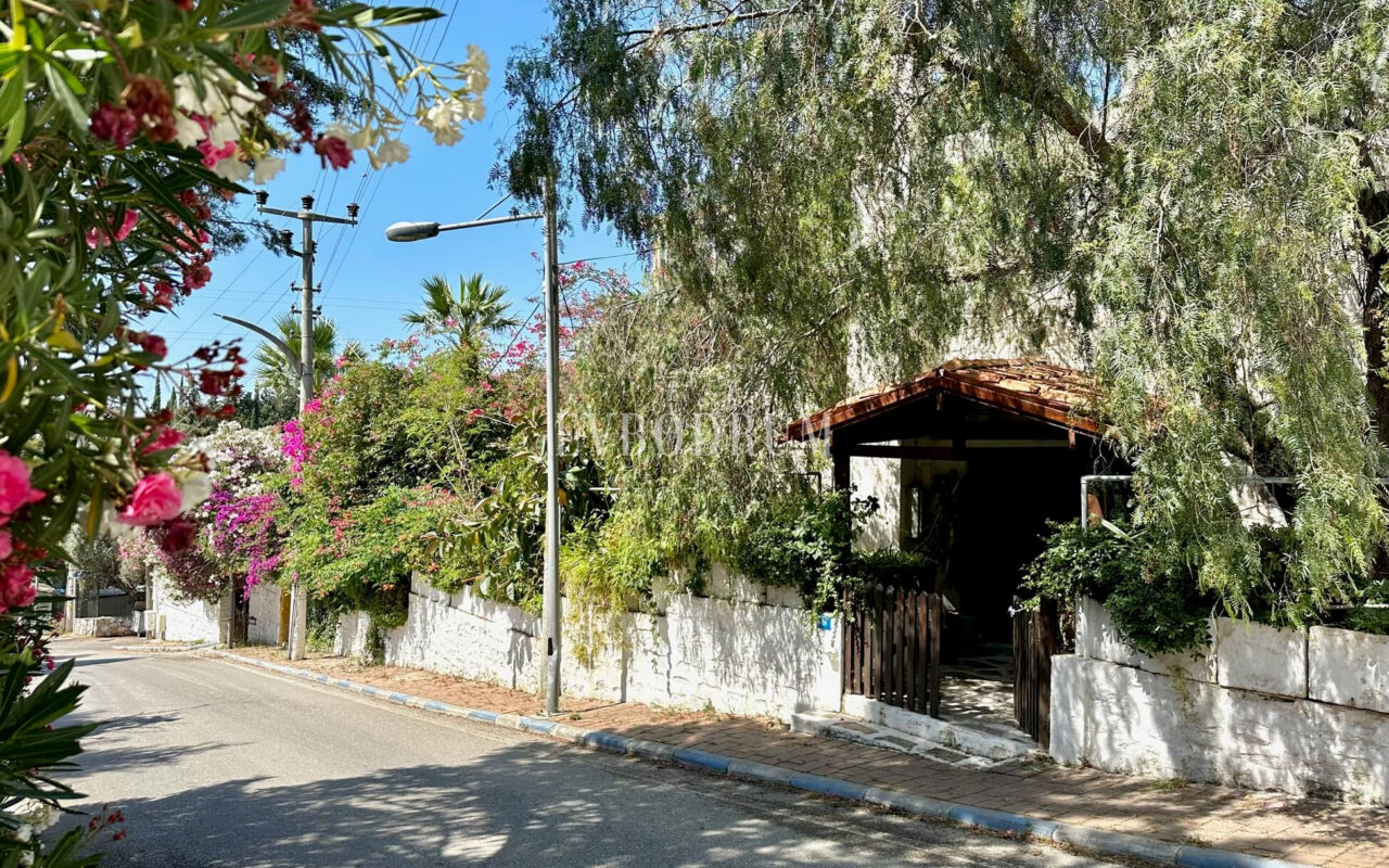 Bodrum, Yeniköy’de geniş, karakteristik kiralık daire