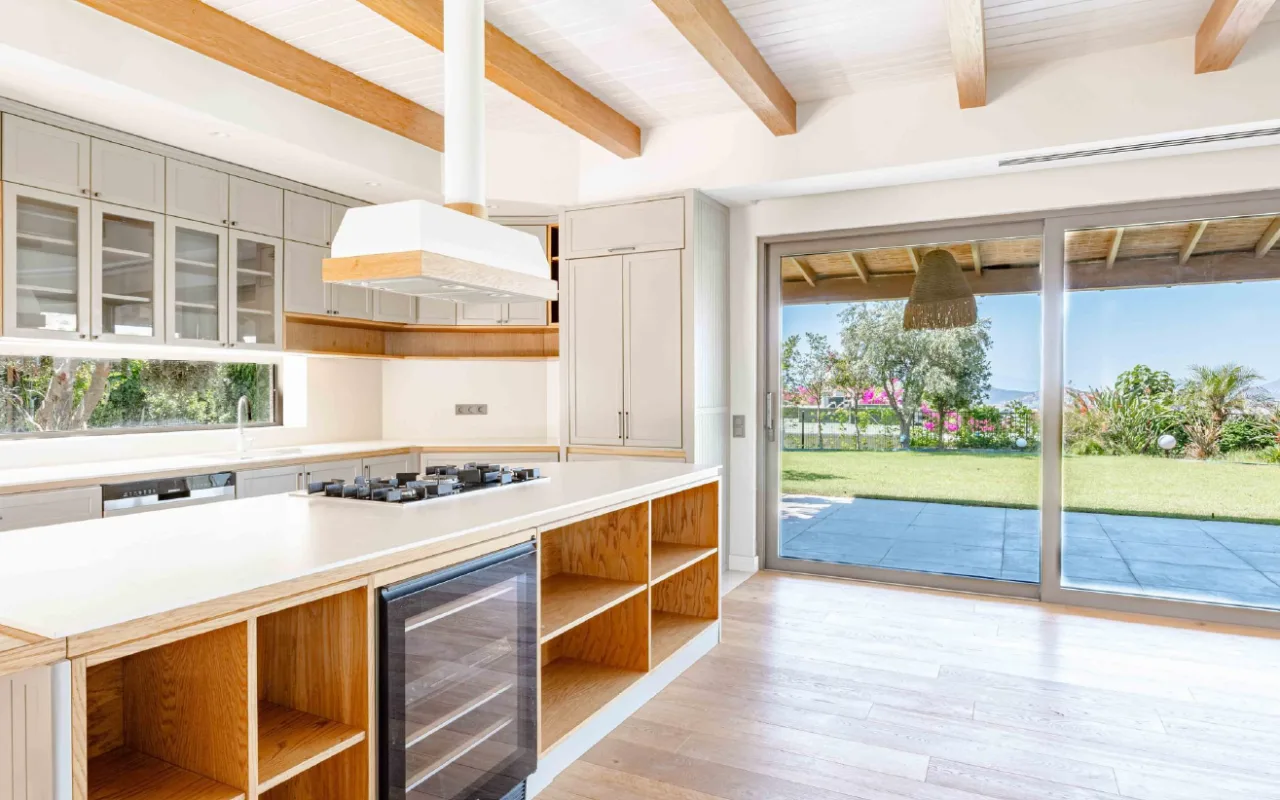 Bodrum Merkez’de Geniş Bahçeli, Deniz Manzaralı Tek Katlı Villa