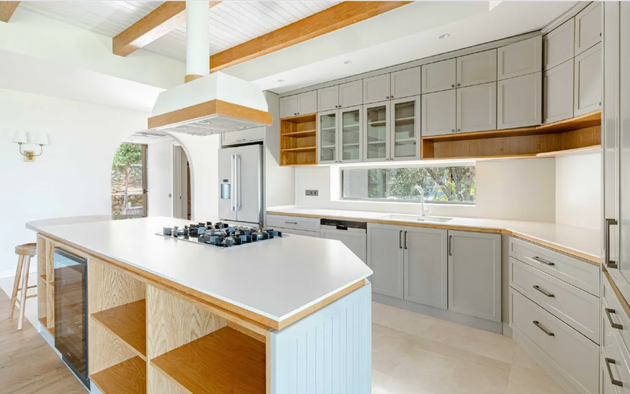 Bodrum Merkez’de Geniş Bahçeli, Deniz Manzaralı Tek Katlı Villa