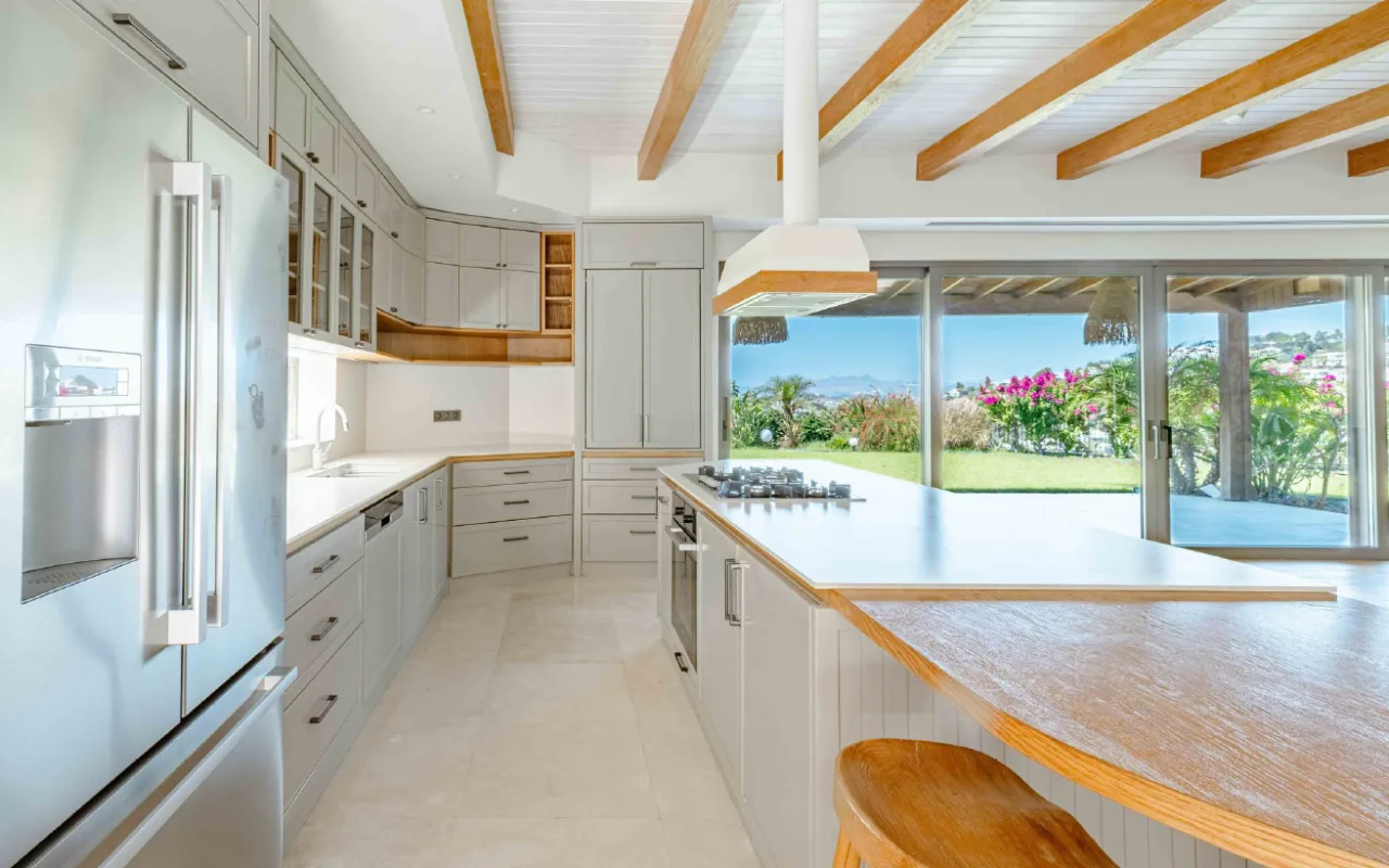 Bodrum Merkez’de Geniş Bahçeli, Deniz Manzaralı Tek Katlı Villa