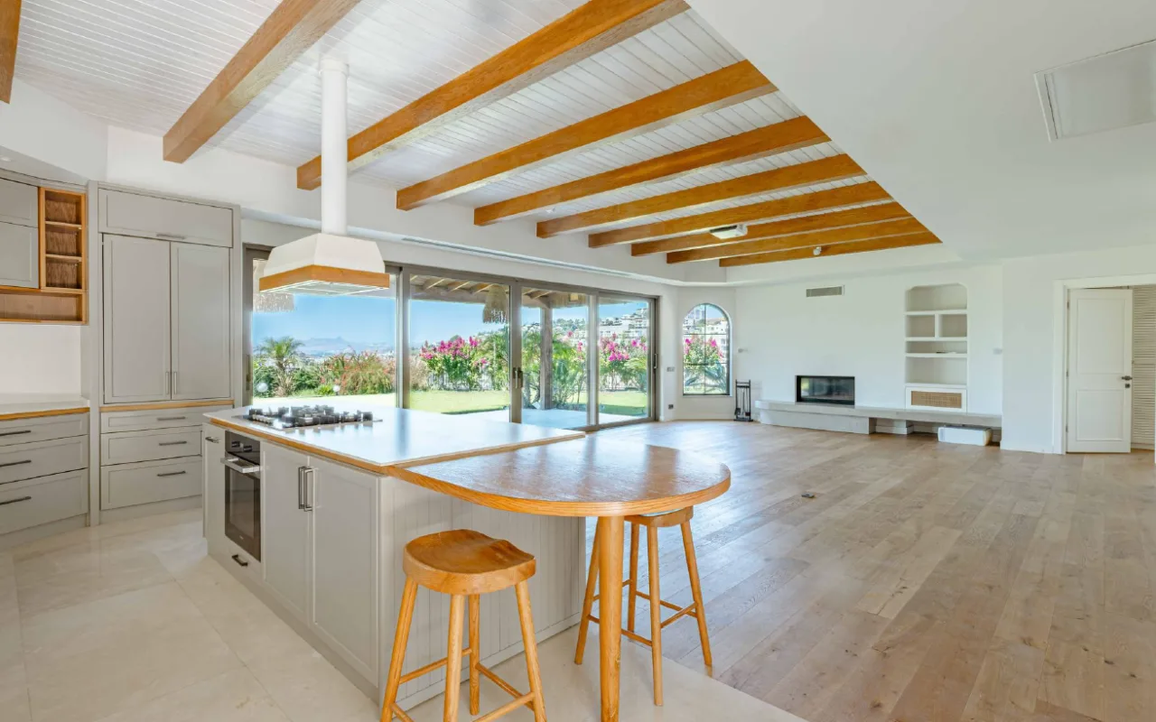 Bodrum Merkez’de Geniş Bahçeli, Deniz Manzaralı Tek Katlı Villa