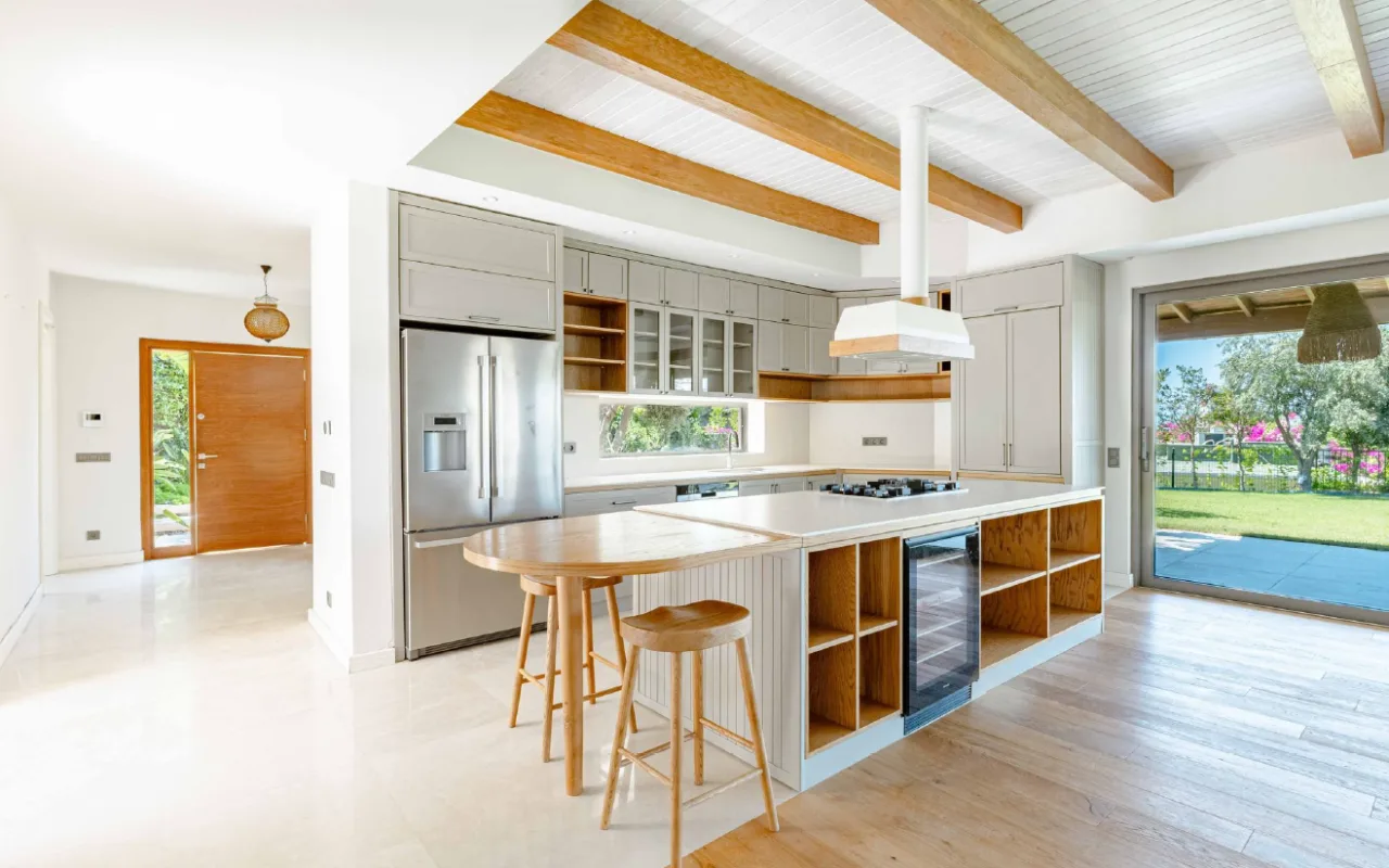 Bodrum Merkez’de Geniş Bahçeli, Deniz Manzaralı Tek Katlı Villa