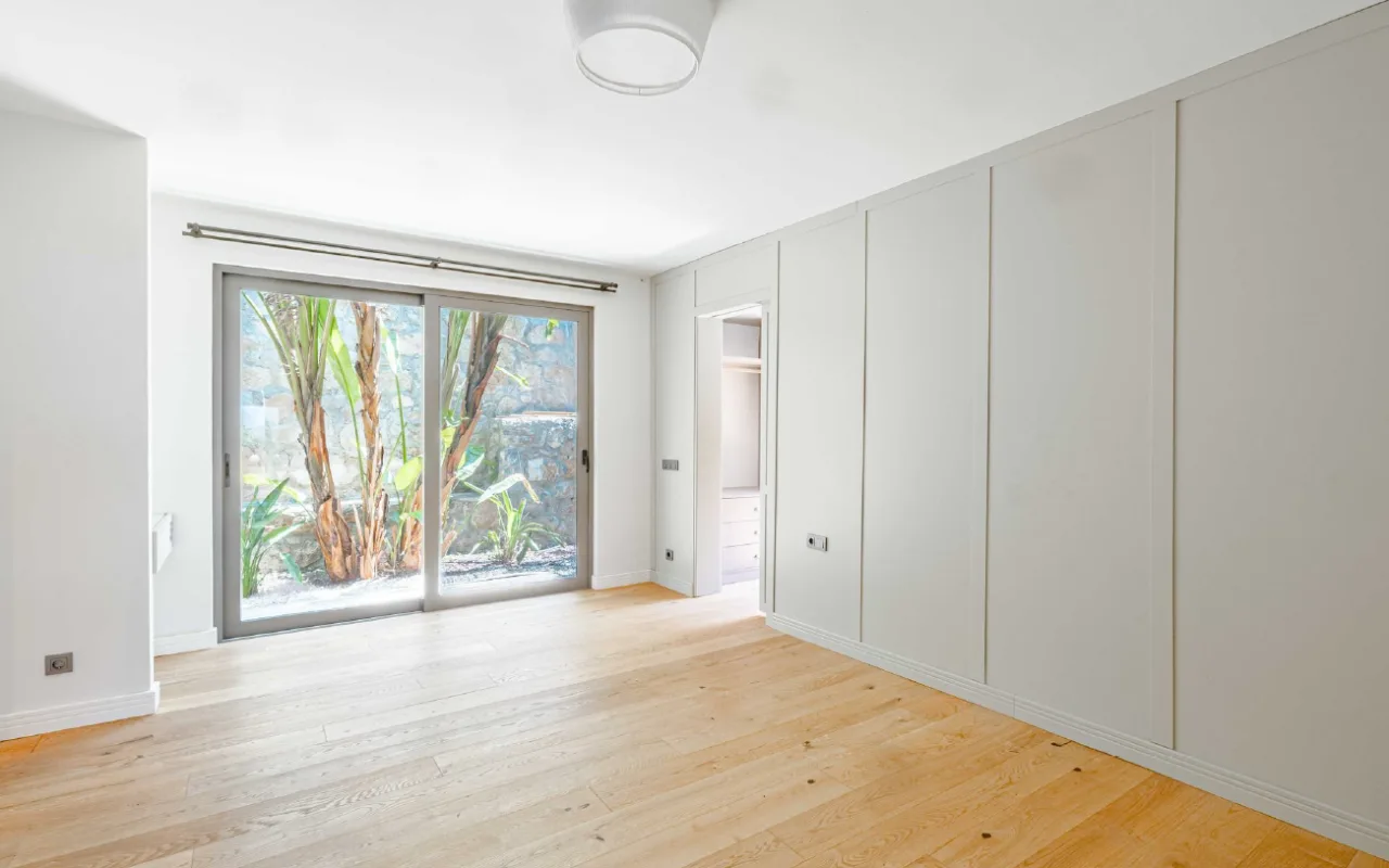 Bodrum Merkez’de Geniş Bahçeli, Deniz Manzaralı Tek Katlı Villa