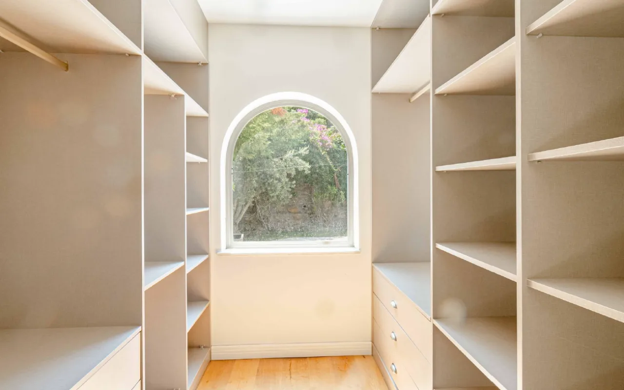 Bodrum Merkez’de Geniş Bahçeli, Deniz Manzaralı Tek Katlı Villa