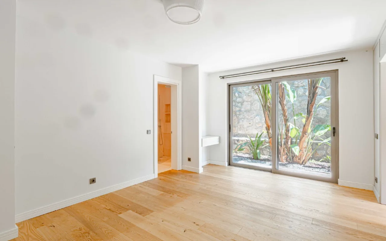 Bodrum Merkez’de Geniş Bahçeli, Deniz Manzaralı Tek Katlı Villa