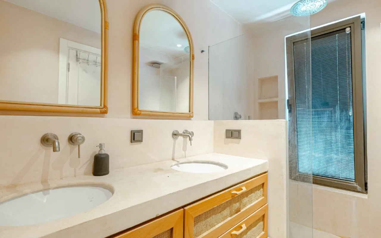 Bodrum Merkez’de Geniş Bahçeli, Deniz Manzaralı Tek Katlı Villa