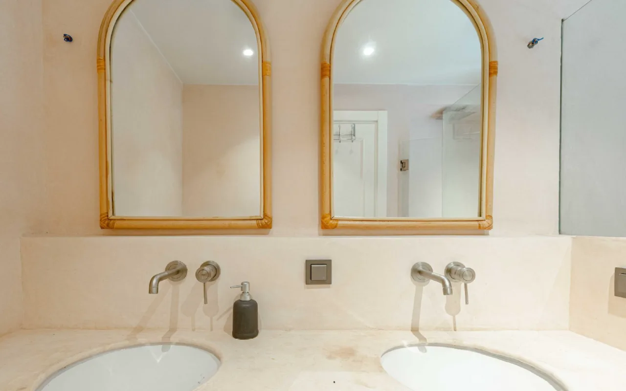 Bodrum Merkez’de Geniş Bahçeli, Deniz Manzaralı Tek Katlı Villa