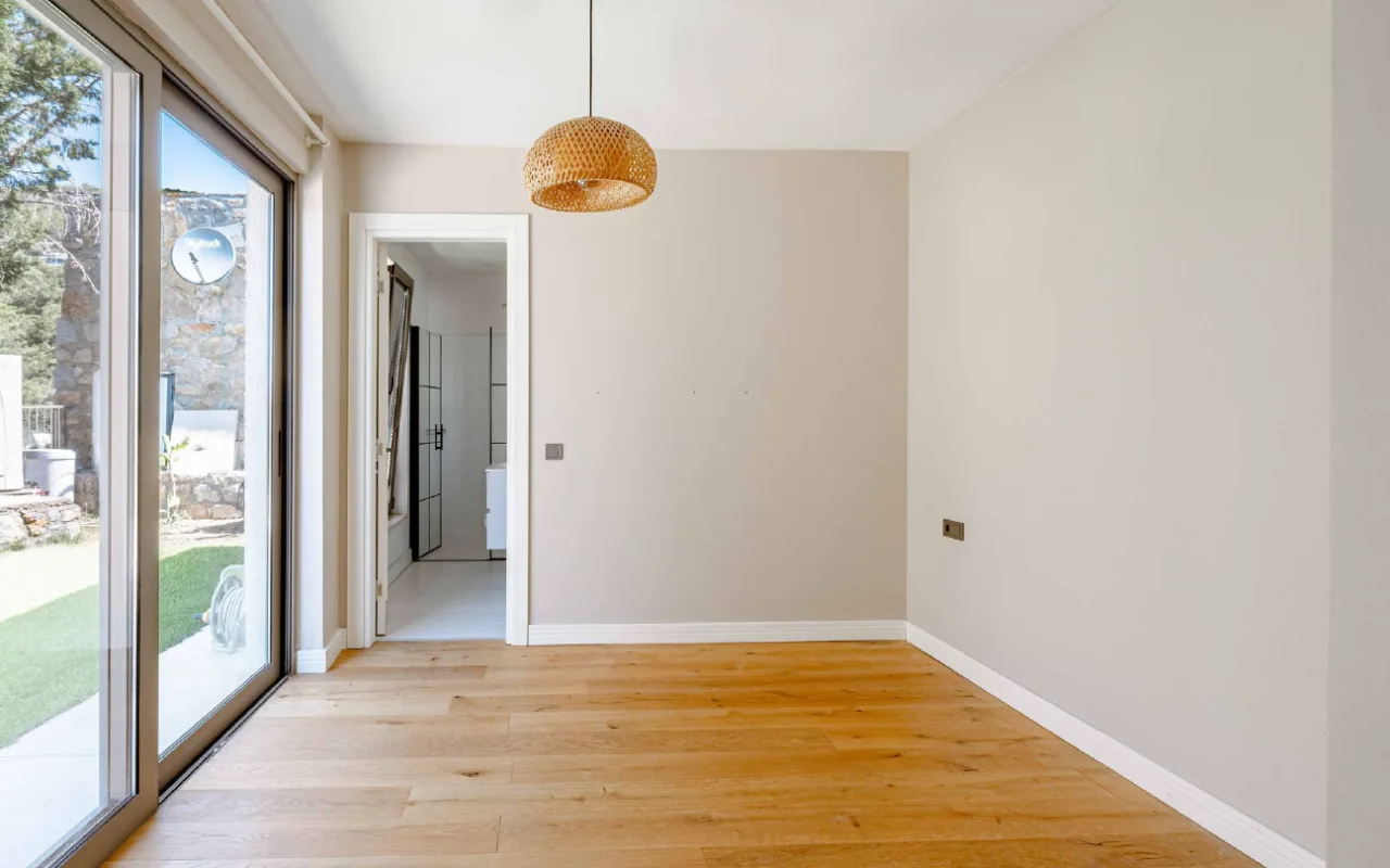 Bodrum Merkez’de Geniş Bahçeli, Deniz Manzaralı Tek Katlı Villa