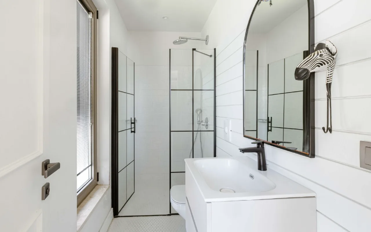 Bodrum Merkez’de Geniş Bahçeli, Deniz Manzaralı Tek Katlı Villa